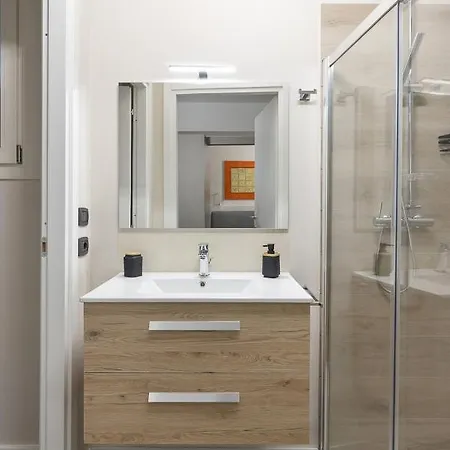 2 Min Zum Lago Maggiore, Modernes & Zentrales Apartment شقة